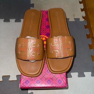 Women Tory Burch slipper in camel size 8 like new